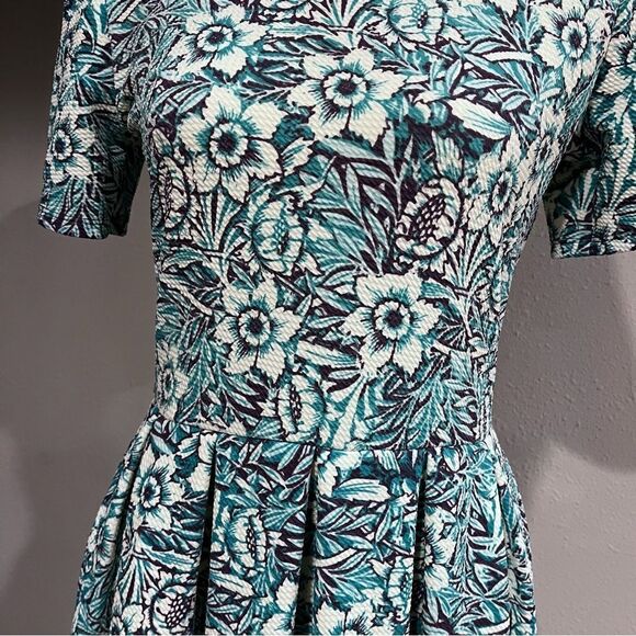 Gorgeous LuLaRoe Amelia floral short sleeve knee length dress - Picture 3 of 14